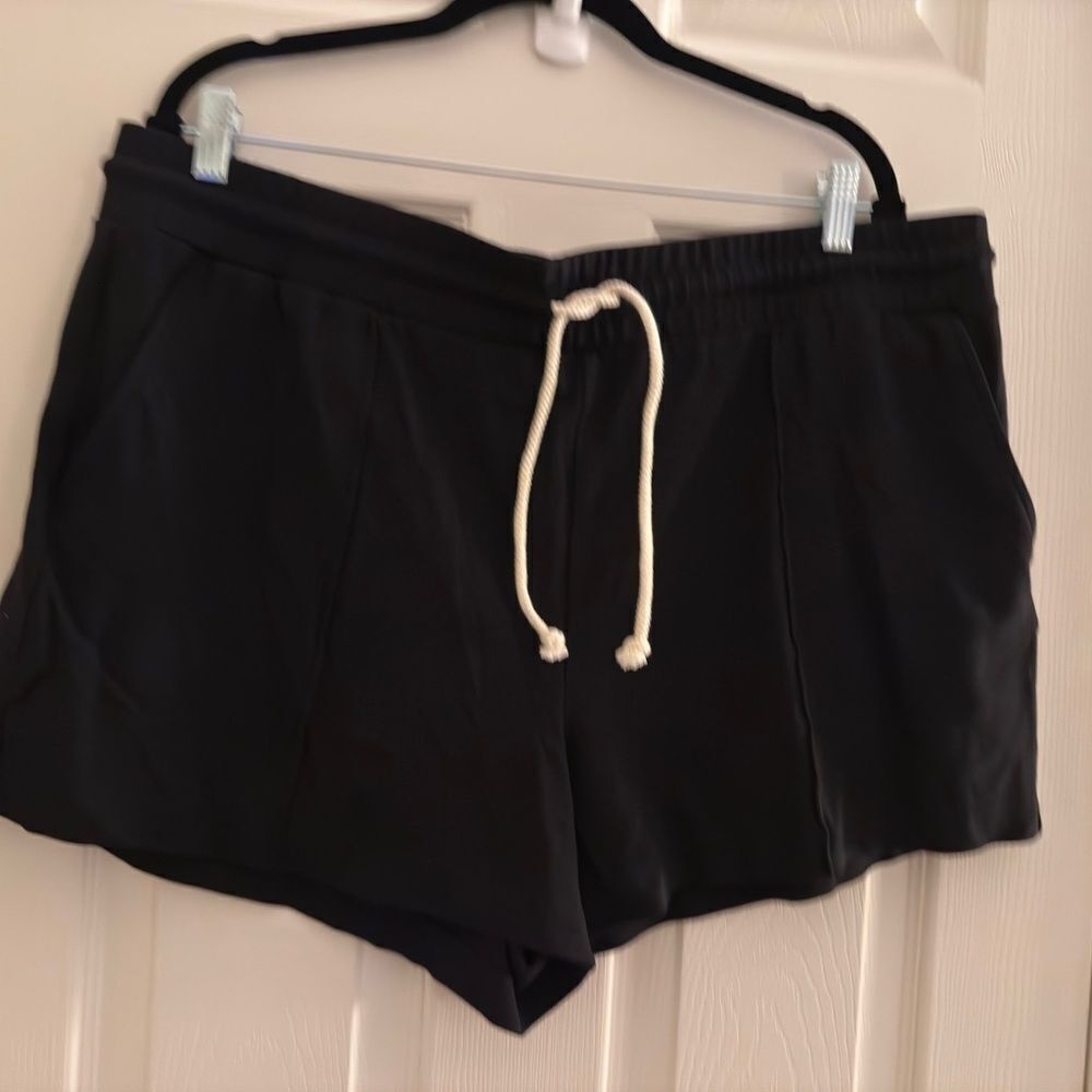 LOFT NWOT Womens Pull on Ponte Black Shorts Size XXL‎